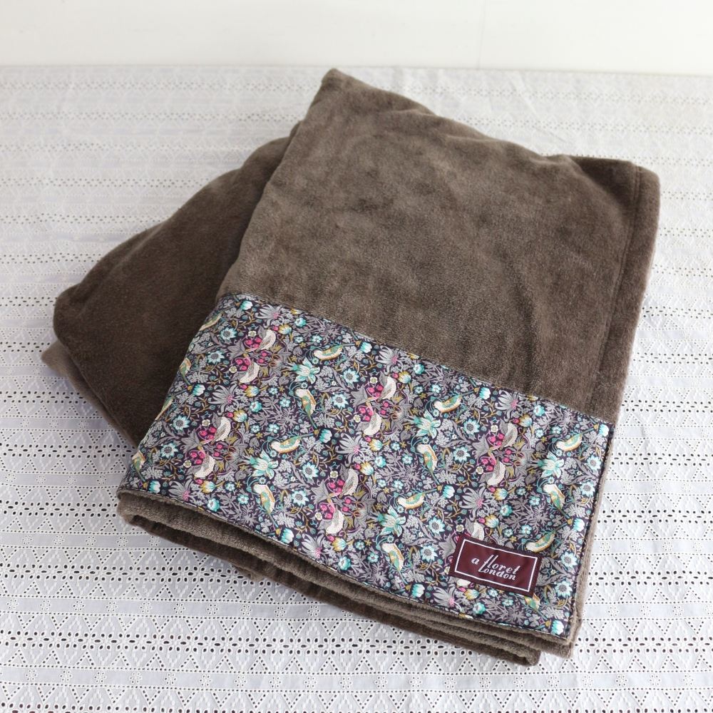 くるまれて良い心地♪ タオルケットL/Strawberry Thief ブラウン【A FLORET LONDON made with LIBERTY FABRIC】 DI1-200039