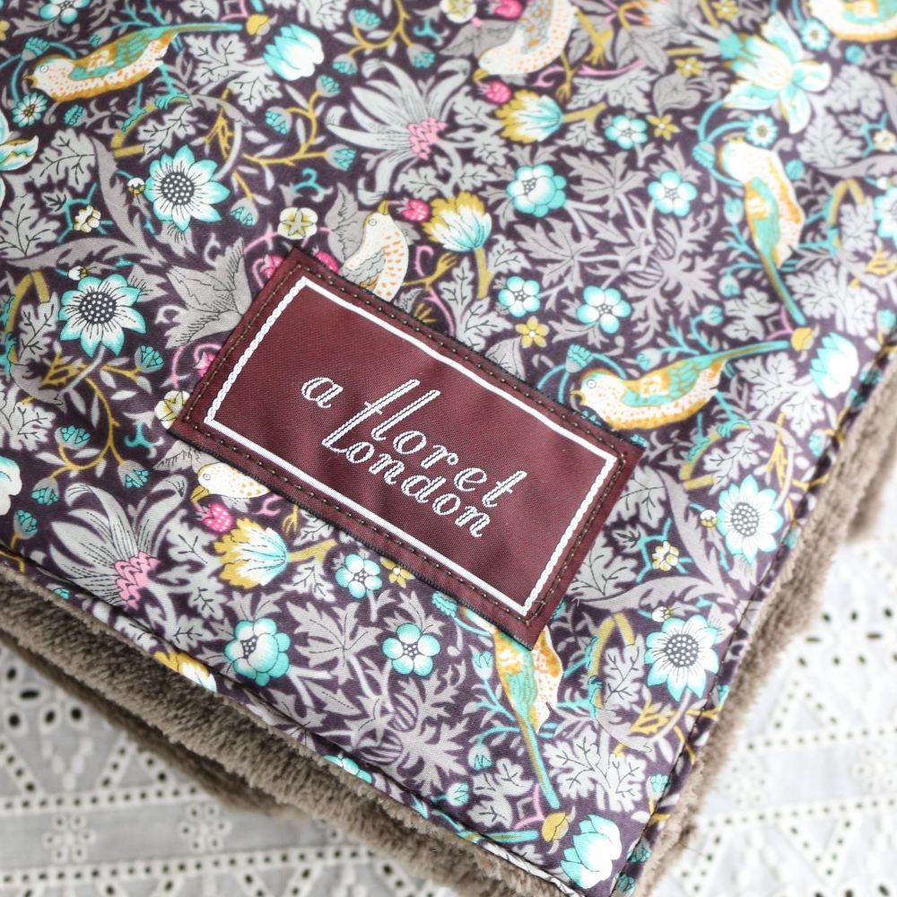 くるまれて良い心地♪ タオルケットL/Strawberry Thief ブラウン【A FLORET LONDON made with LIBERTY FABRIC】 DI1-200039