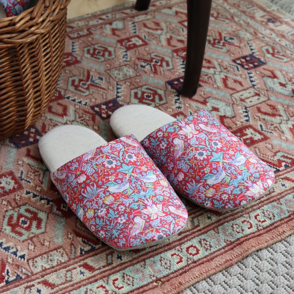 オシャレなモリス柄♪ スリッパ THIEF02RD 【リバティプリント/いちご泥棒】 DI1-215125