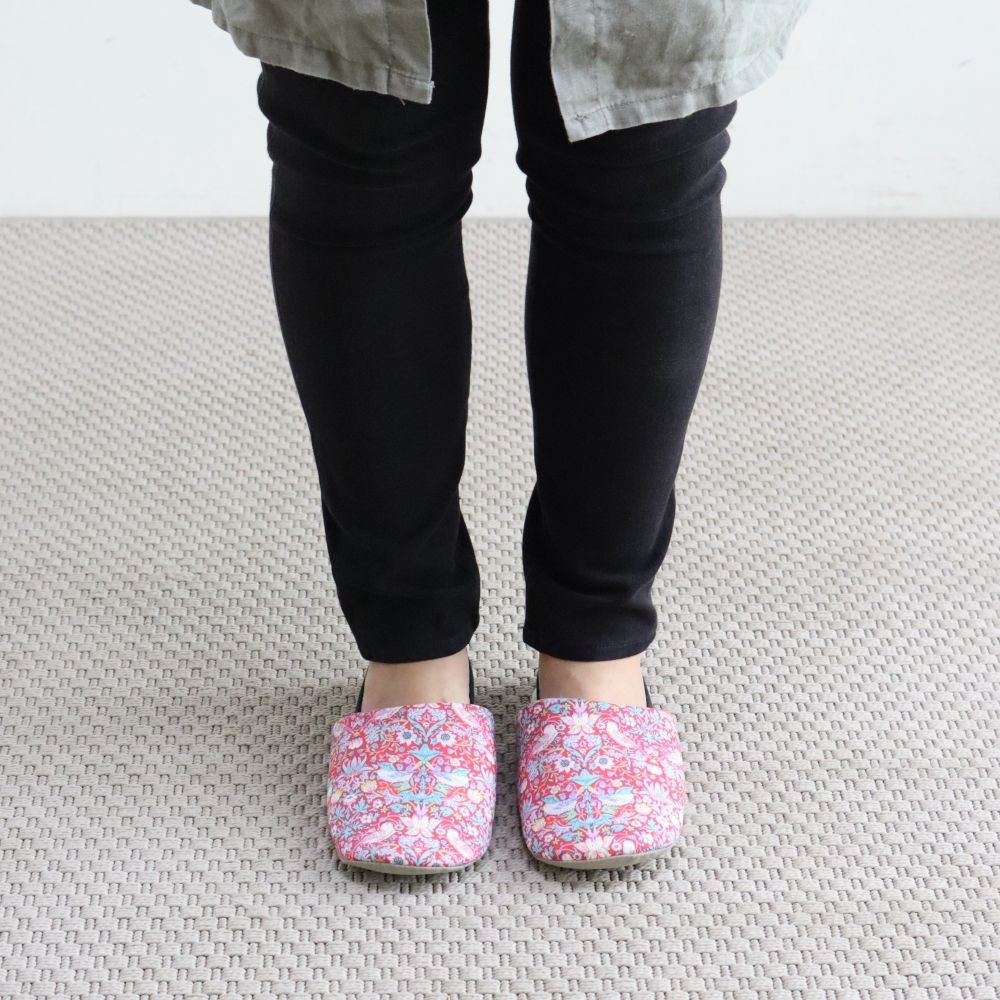 オシャレなモリス柄♪ スリッパ THIEF02RD 【リバティプリント/いちご泥棒】 DI1-215125