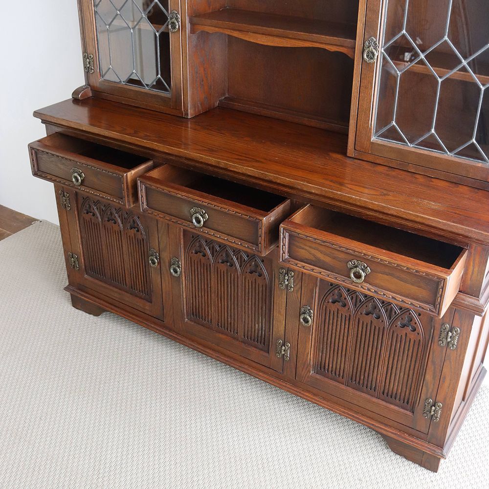 アーチが華やか♪ オールドチャームのカップボード VC104-102