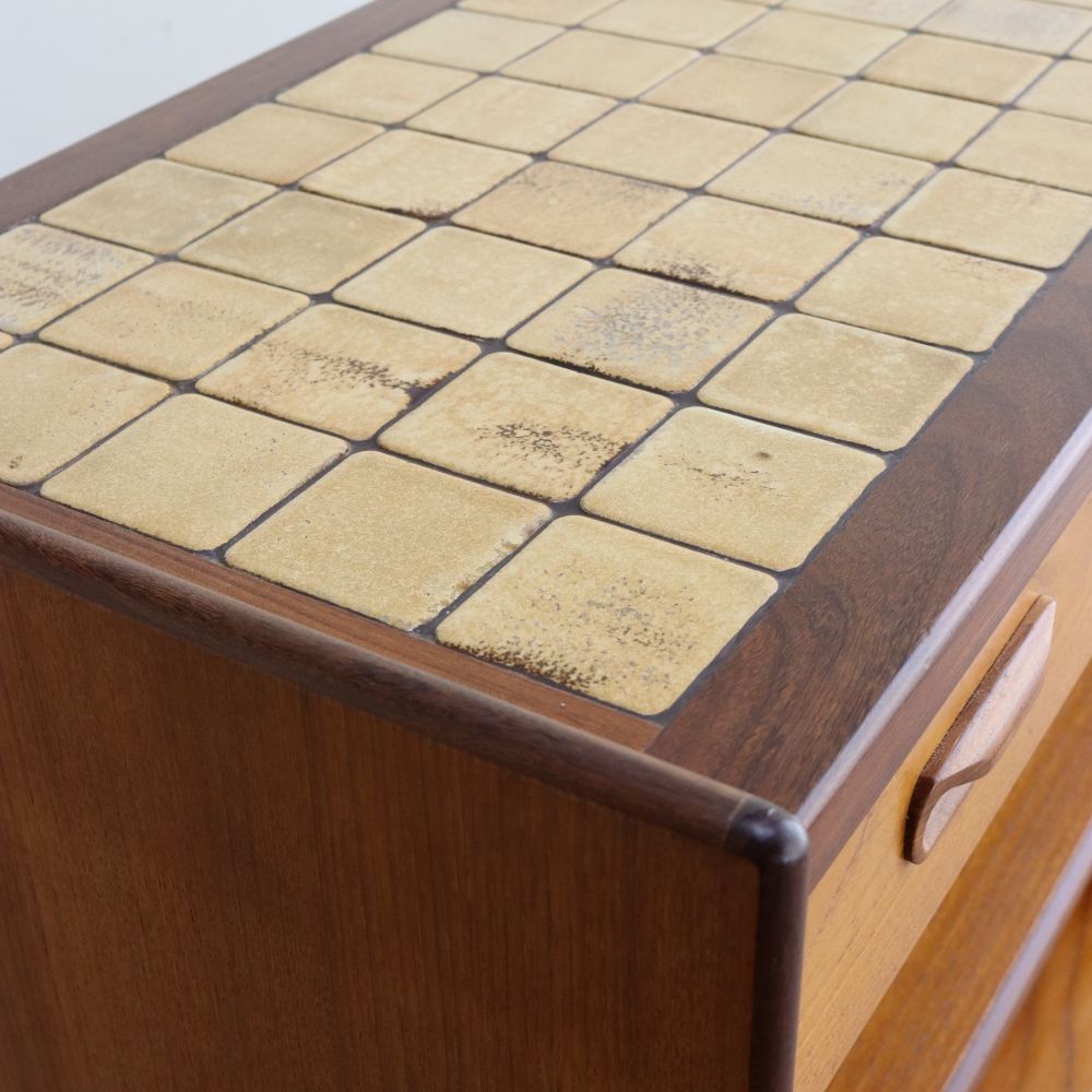 オシャレな作業台に♪ タイルトップキャビネット VC106-026