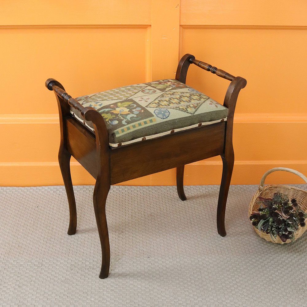 オシャレな刺繍の座面です♪ ピアノスツール VC109-121