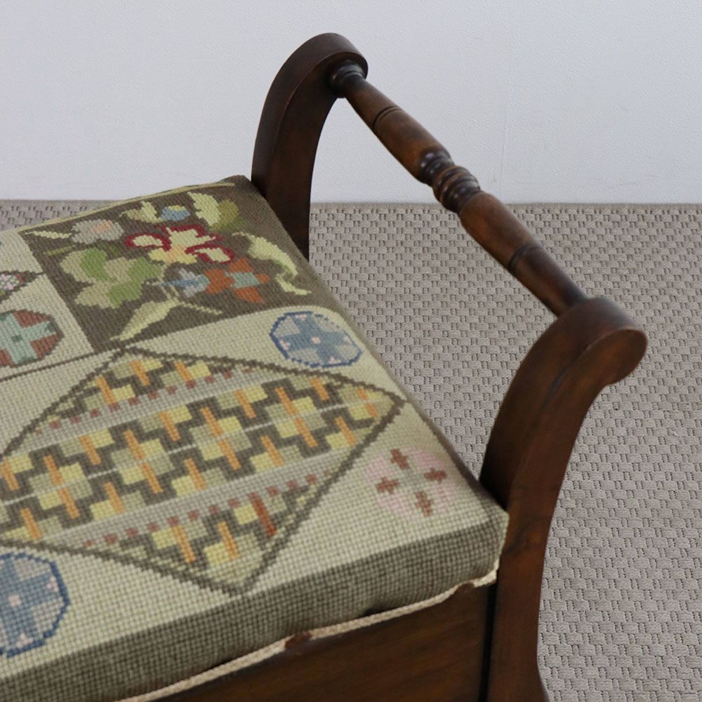 オシャレな刺繍の座面です♪ ピアノスツール VC109-121