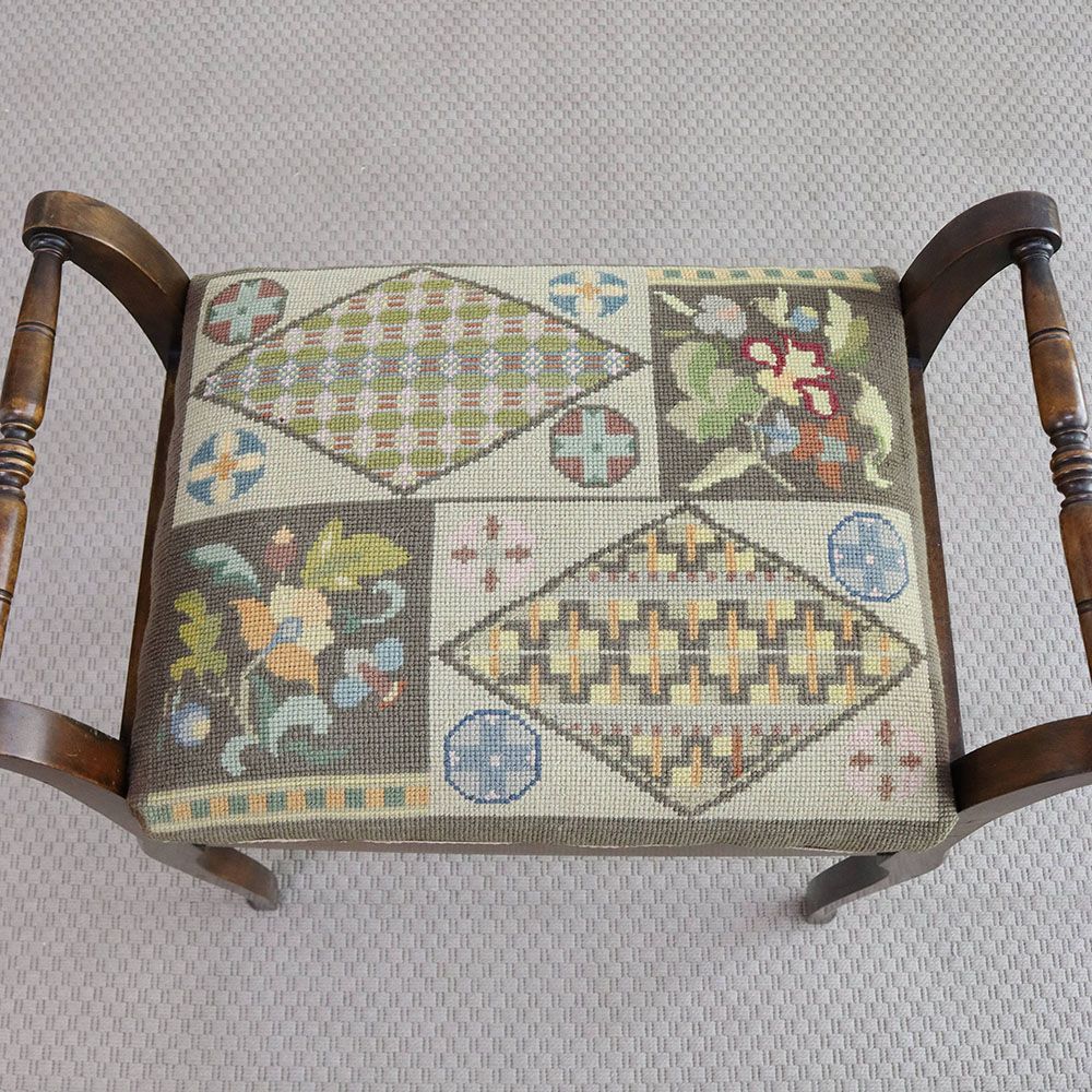 オシャレな刺繍の座面です♪ ピアノスツール VC109-121