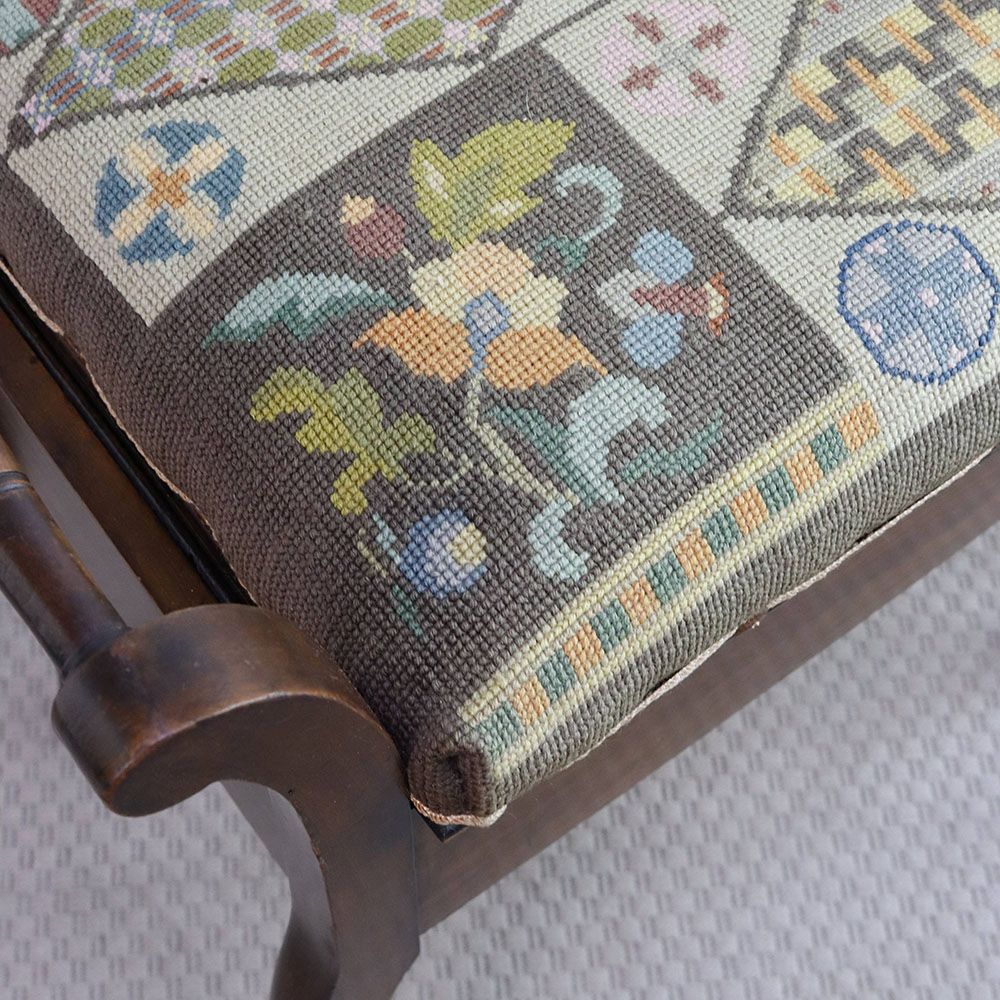 オシャレな刺繍の座面です♪ ピアノスツール VC109-121