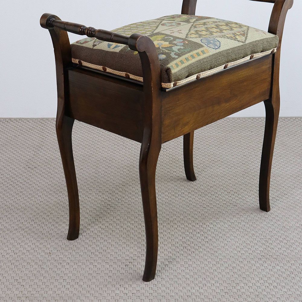 オシャレな刺繍の座面です♪ ピアノスツール VC109-121