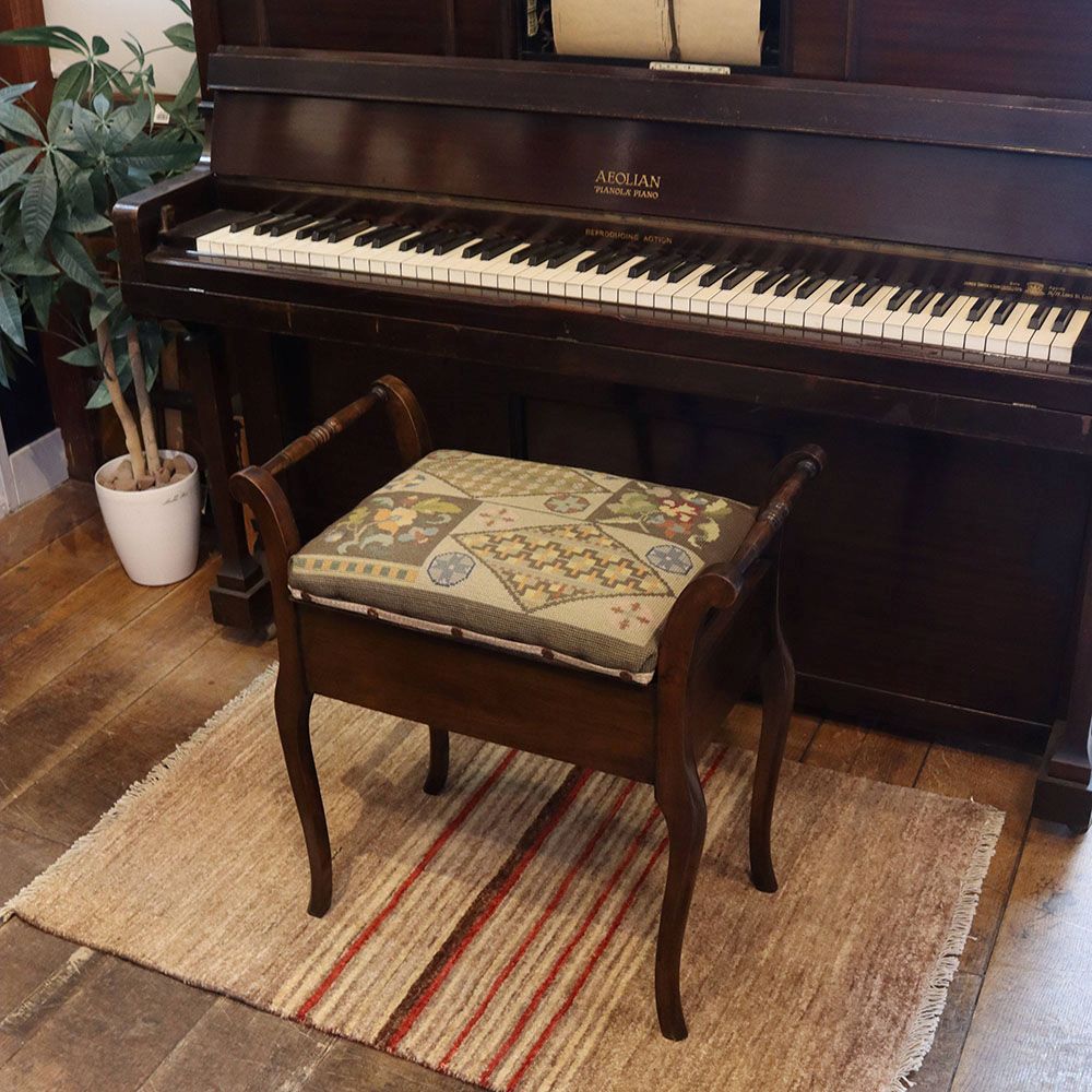 オシャレな刺繍の座面です♪ ピアノスツール VC109-121