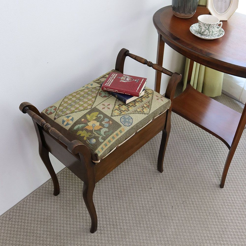 オシャレな刺繍の座面です♪ ピアノスツール VC109-121