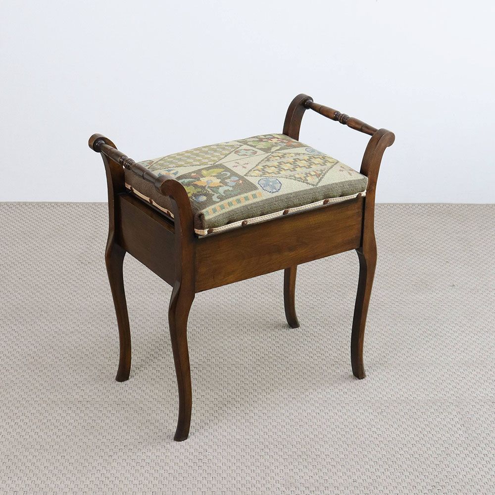 オシャレな刺繍の座面です♪ ピアノスツール VC109-121