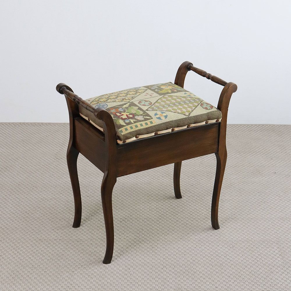 オシャレな刺繍の座面です♪ ピアノスツール VC109-121