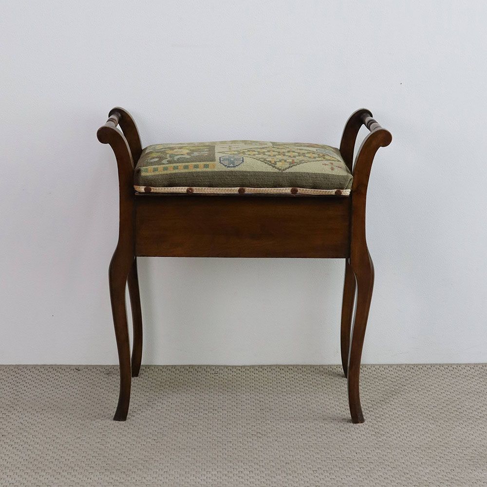 オシャレな刺繍の座面です♪ ピアノスツール VC109-121