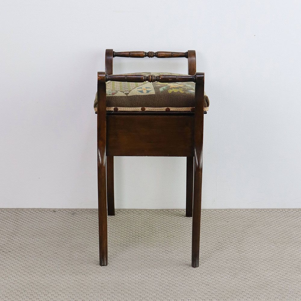 オシャレな刺繍の座面です♪ ピアノスツール VC109-121