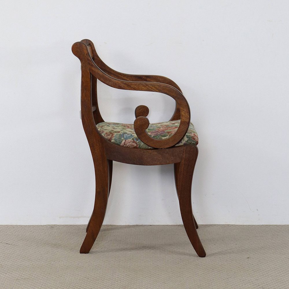 アームがクルン♪ リラ(Lyre)バックアームチェア VC109-207001