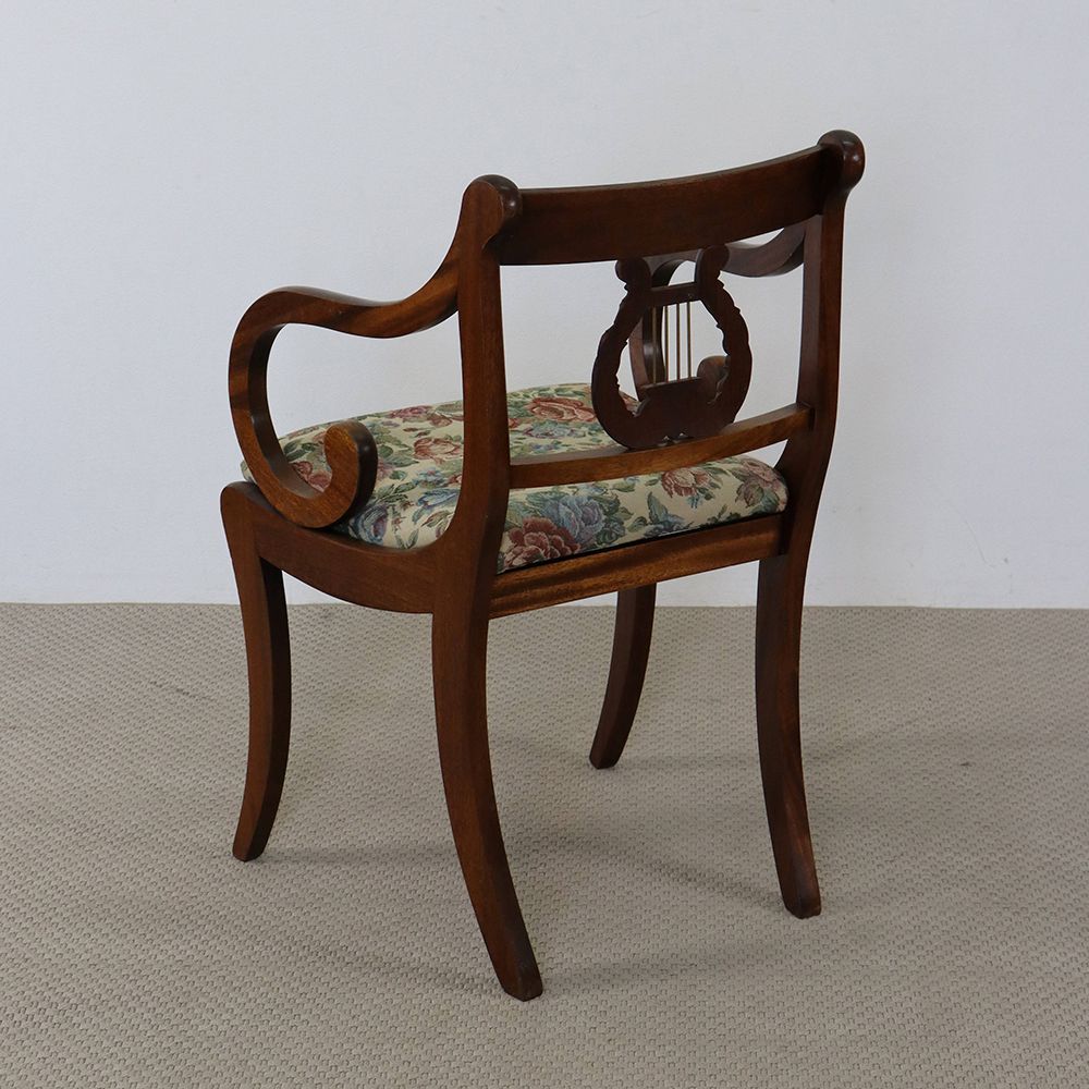 アームがクルン♪ リラ(Lyre)バックアームチェア VC109-207001