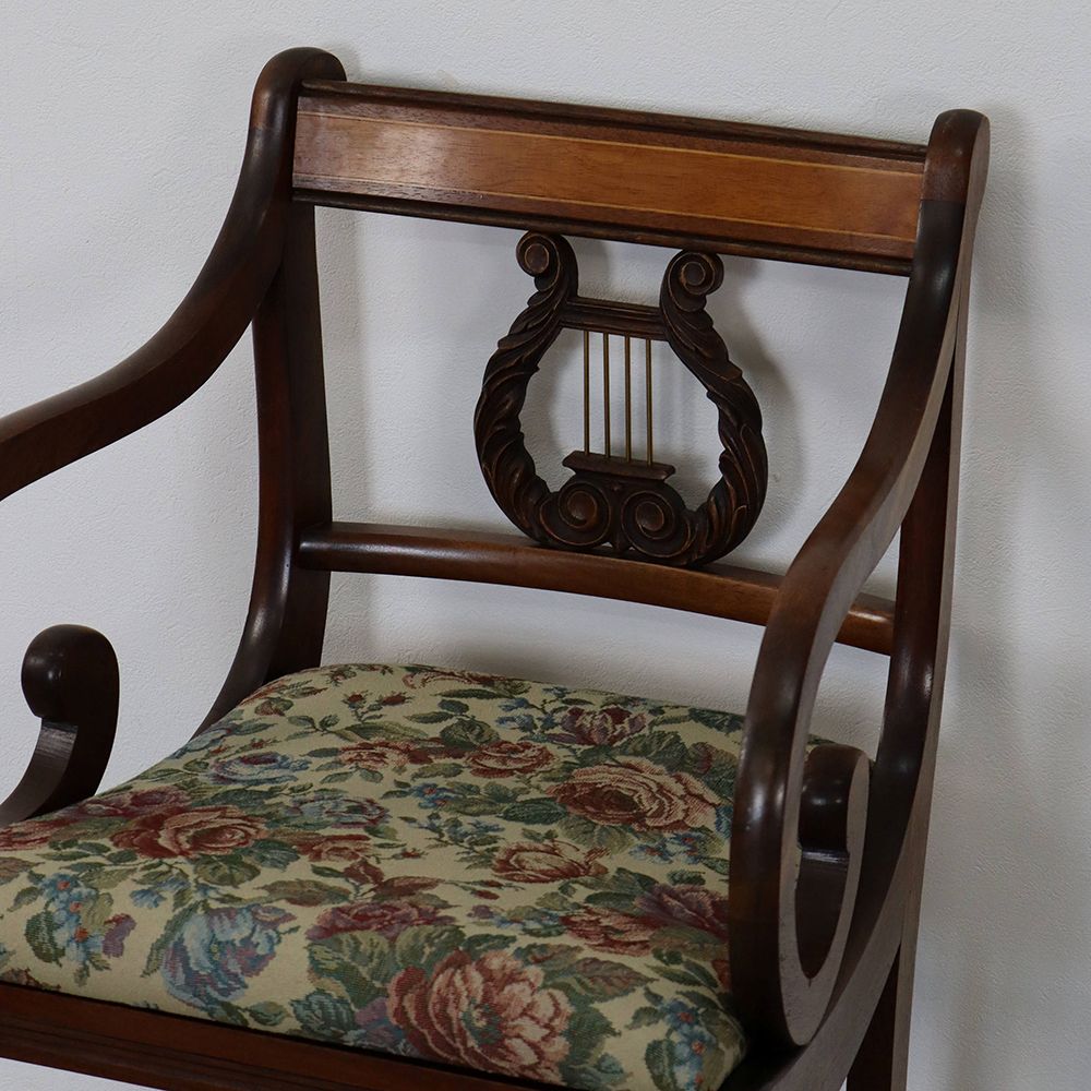 アームがクルン♪ リラ(Lyre)バックアームチェア VC109-207001