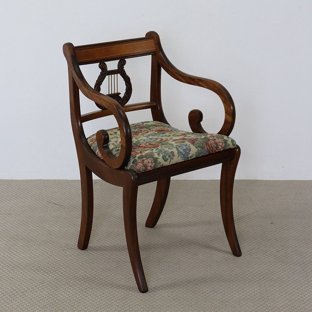 アームがクルン♪ リラ(Lyre)バックアームチェア VC109-207001