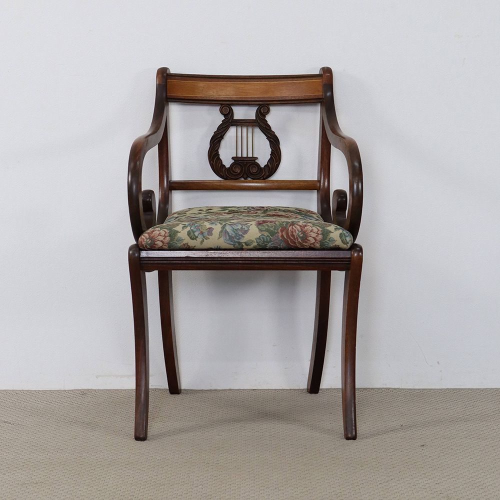 アームがクルン♪ リラ(Lyre)バックアームチェア VC109-207001