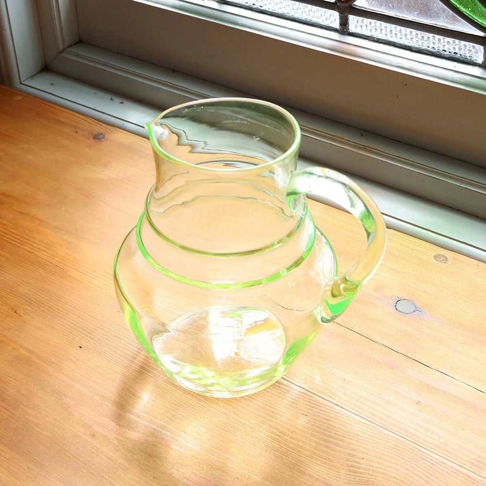 ヴィンテージ　ウランガラス　グリーン　ジャグ ／ ピッチャー 神秘的な輝きを纏う♪ ウランガラス（Vaseline Glass） ウォーター