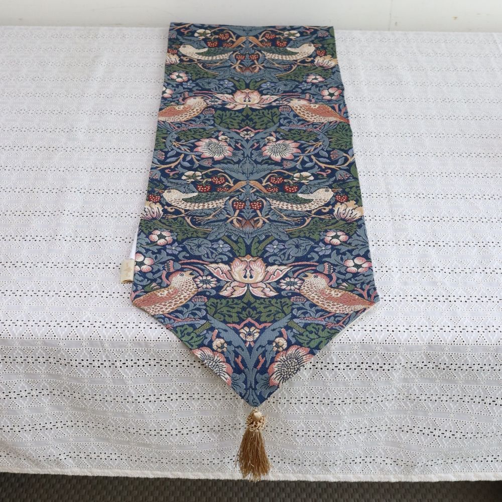 オシャレなタッセル付き♪ テーブルランナー120 VI1-33187TR