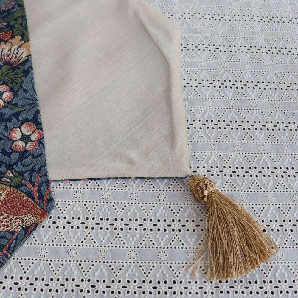 オシャレなタッセル付き♪ テーブルランナー120 VI1-33187TR