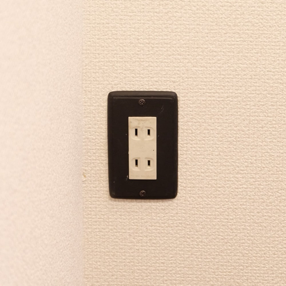 マットなブラックがシック！ シンプルな3口スイッチカバー
