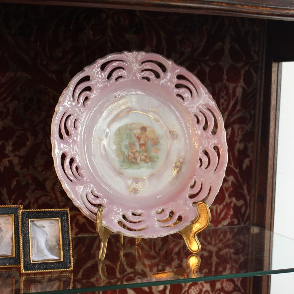 上品で愛らしい天使の絵皿♪　アンティークのピンクのプレート　LV1-172-A-1066