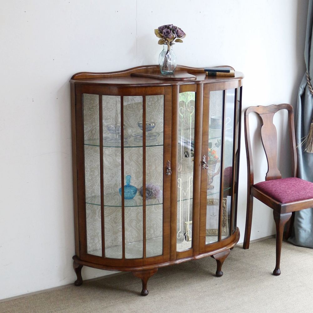 ガラスに入った装飾がオシャレ♪ ディスプレイキャビネット VC102-177