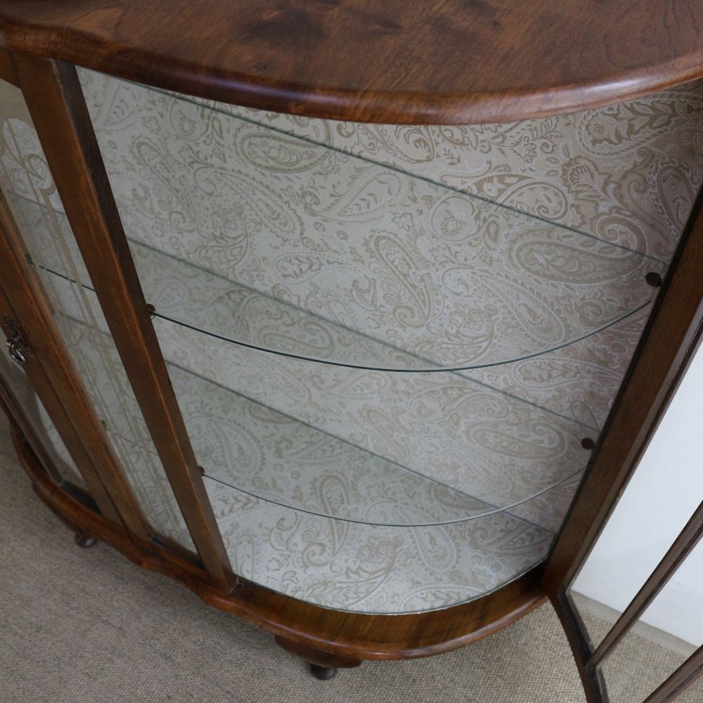 ガラスに入った装飾がオシャレ♪ ディスプレイキャビネット VC102-177