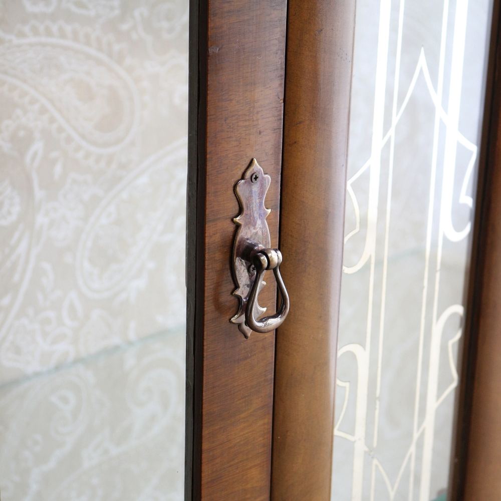 ガラスに入った装飾がオシャレ♪ ディスプレイキャビネット VC102-177