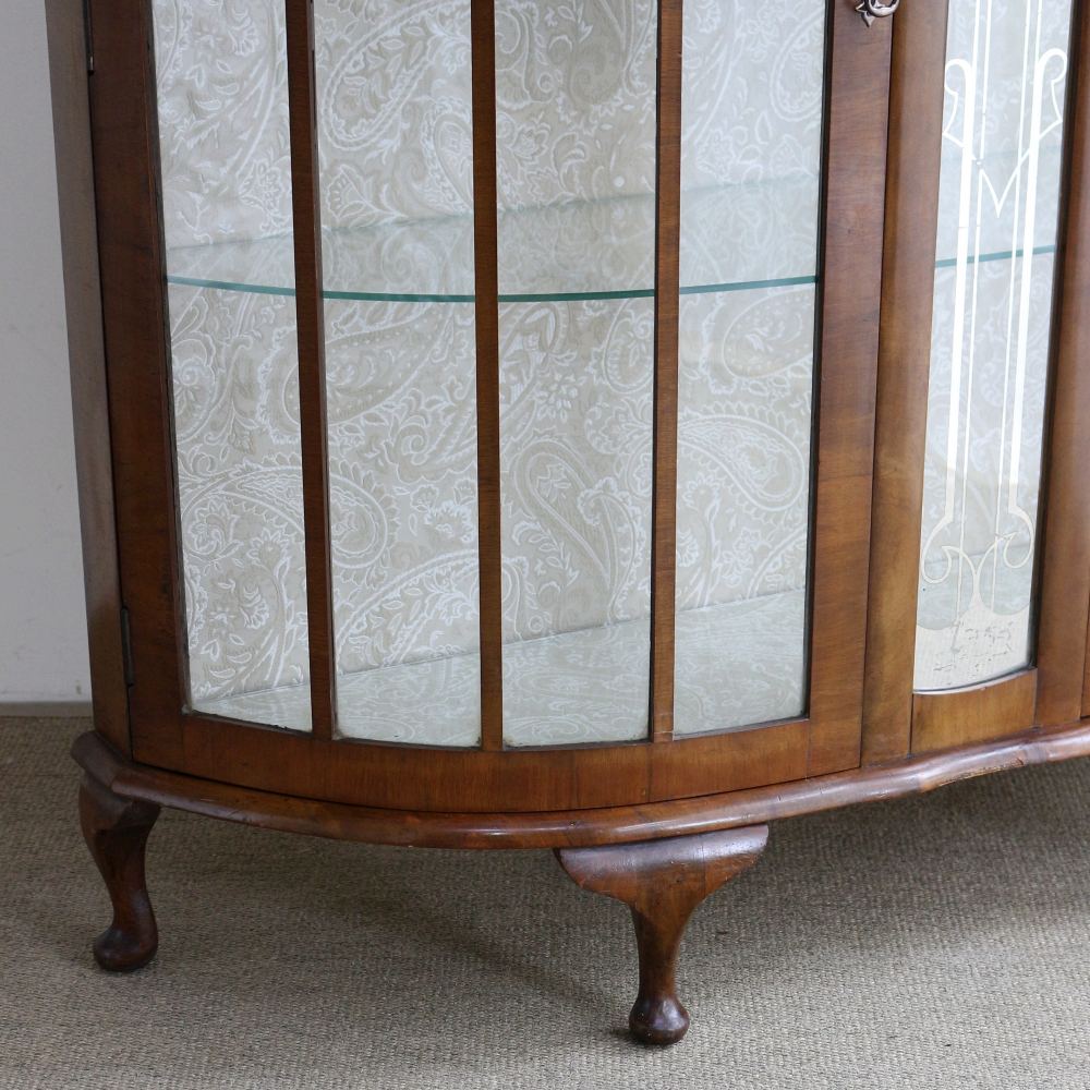 ガラスに入った装飾がオシャレ♪ ディスプレイキャビネット VC102-177