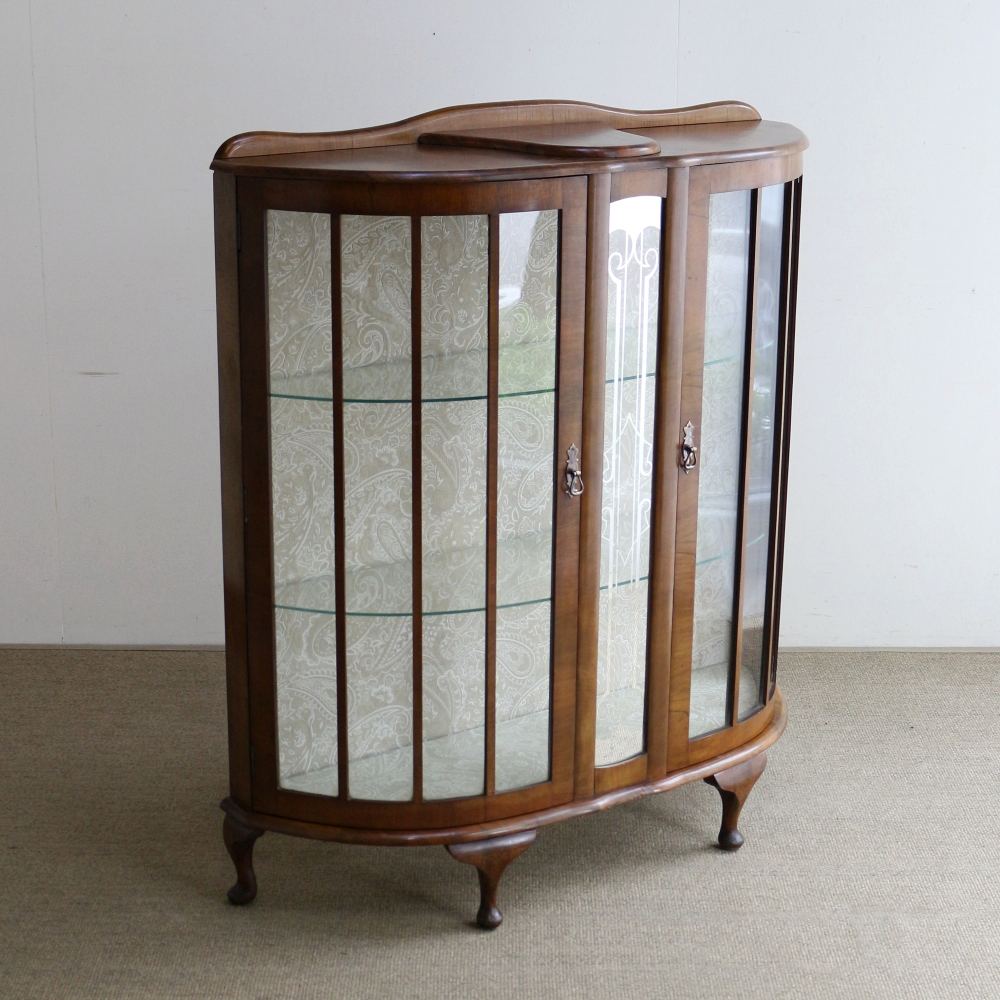 ガラスに入った装飾がオシャレ♪ ディスプレイキャビネット VC102-177