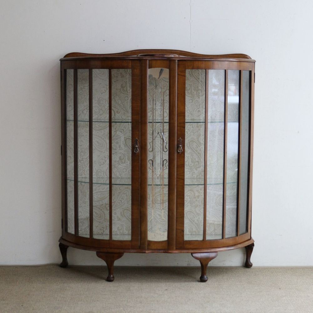 ガラスに入った装飾がオシャレ♪ ディスプレイキャビネット VC102-177