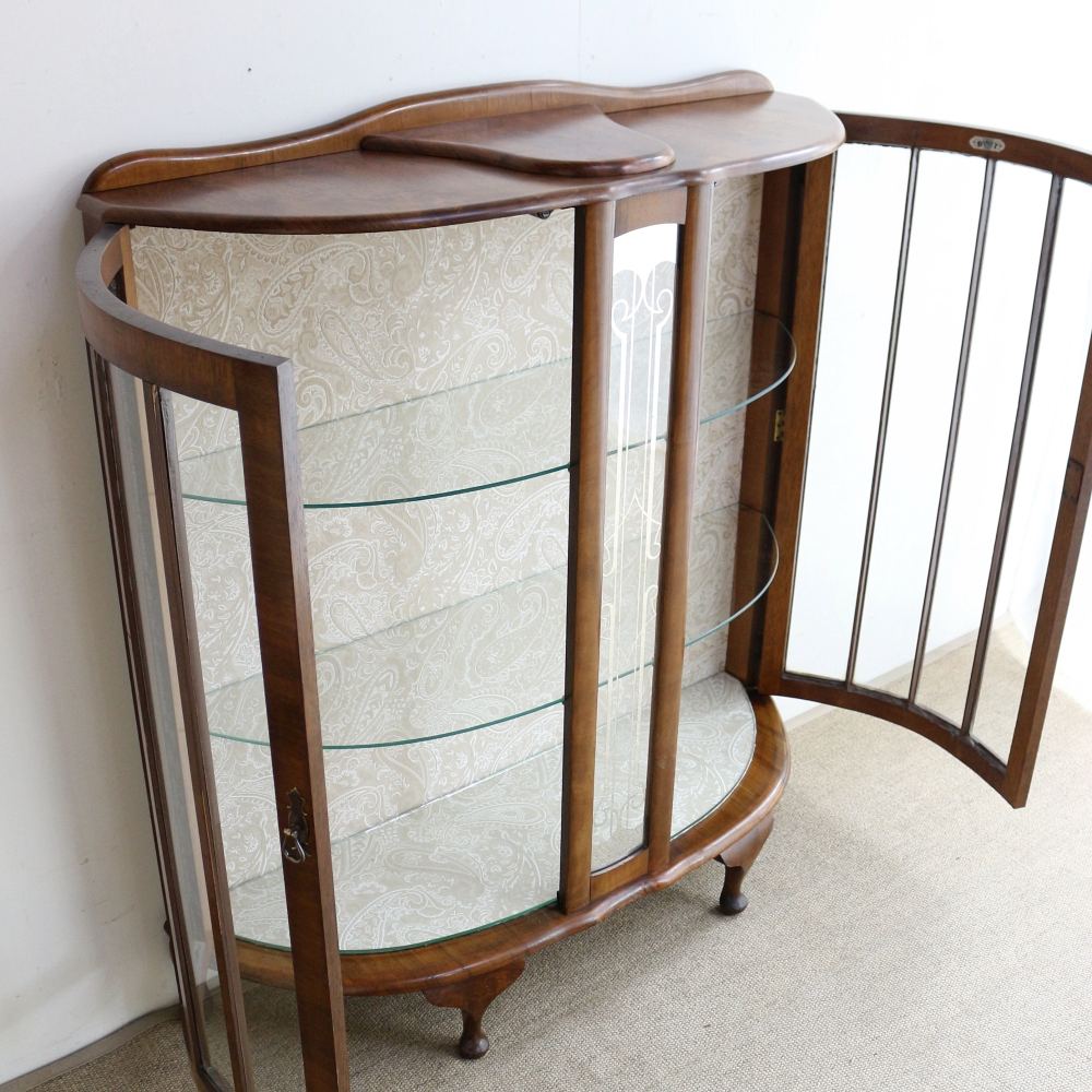 ガラスに入った装飾がオシャレ♪ ディスプレイキャビネット VC102-177