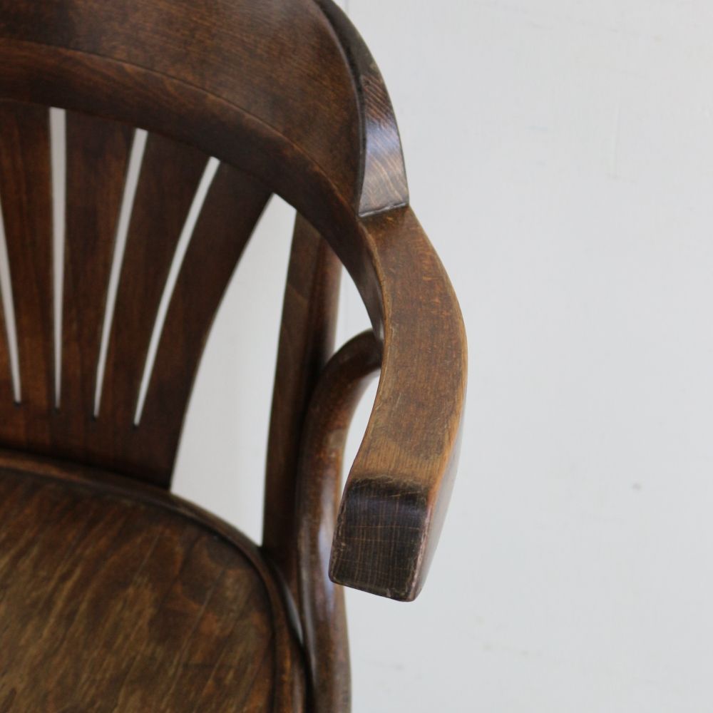 アーム付きで座り心地抜群♪ ベントウッドアームチェア【THONET(トーネット)】 VC104-189007