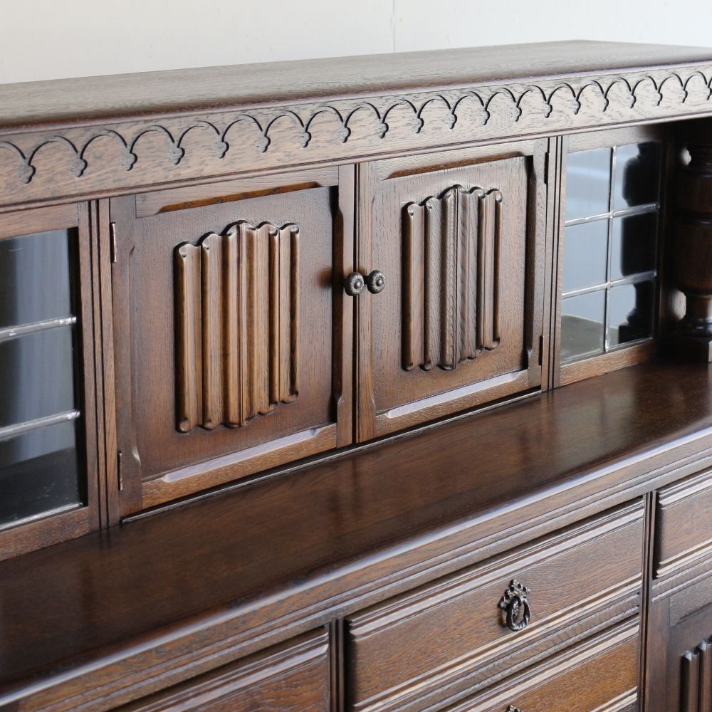 インテリアの贅沢な主役に♪ チューダースタイル・コートカップボード VC104-440