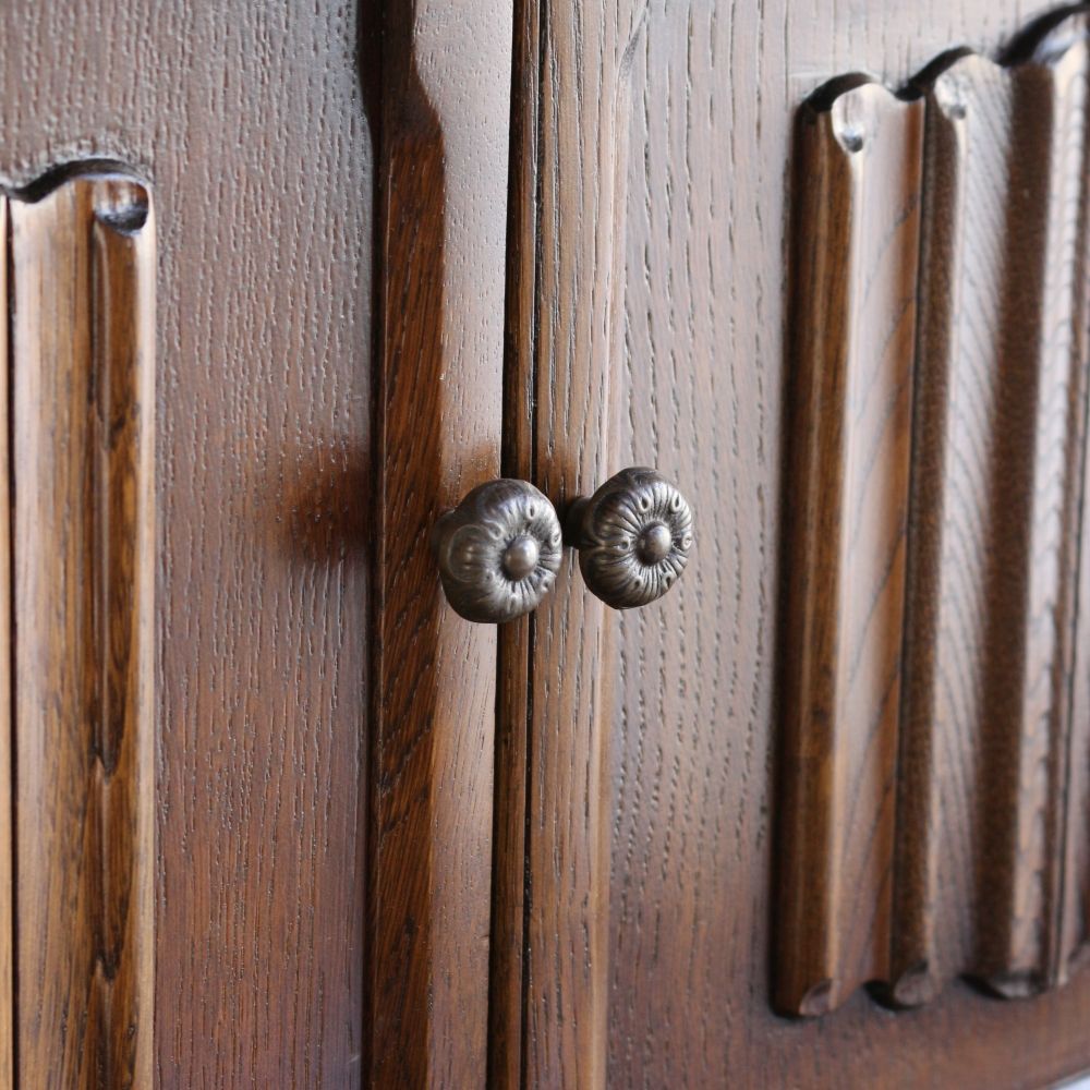 インテリアの贅沢な主役に♪ チューダースタイル・コートカップボード VC104-440