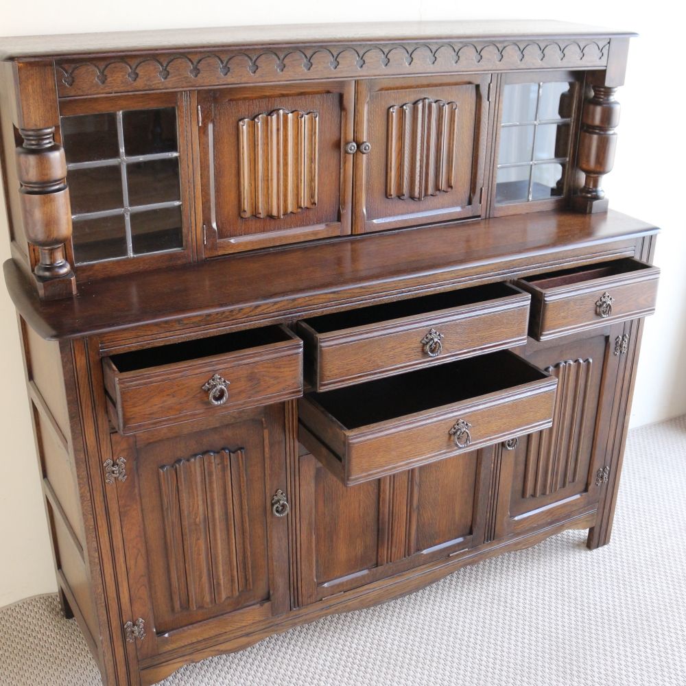 インテリアの贅沢な主役に♪ チューダースタイル・コートカップボード VC104-440