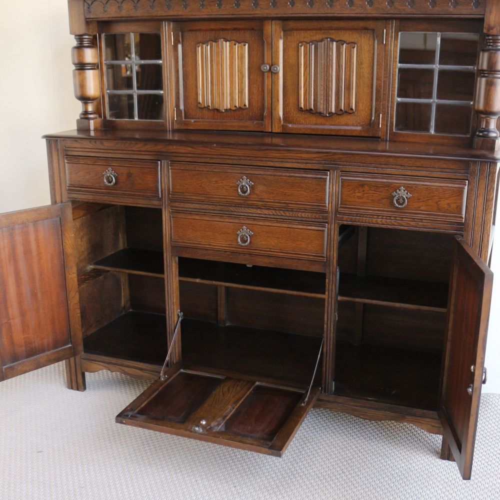 インテリアの贅沢な主役に♪ チューダースタイル・コートカップボード VC104-440