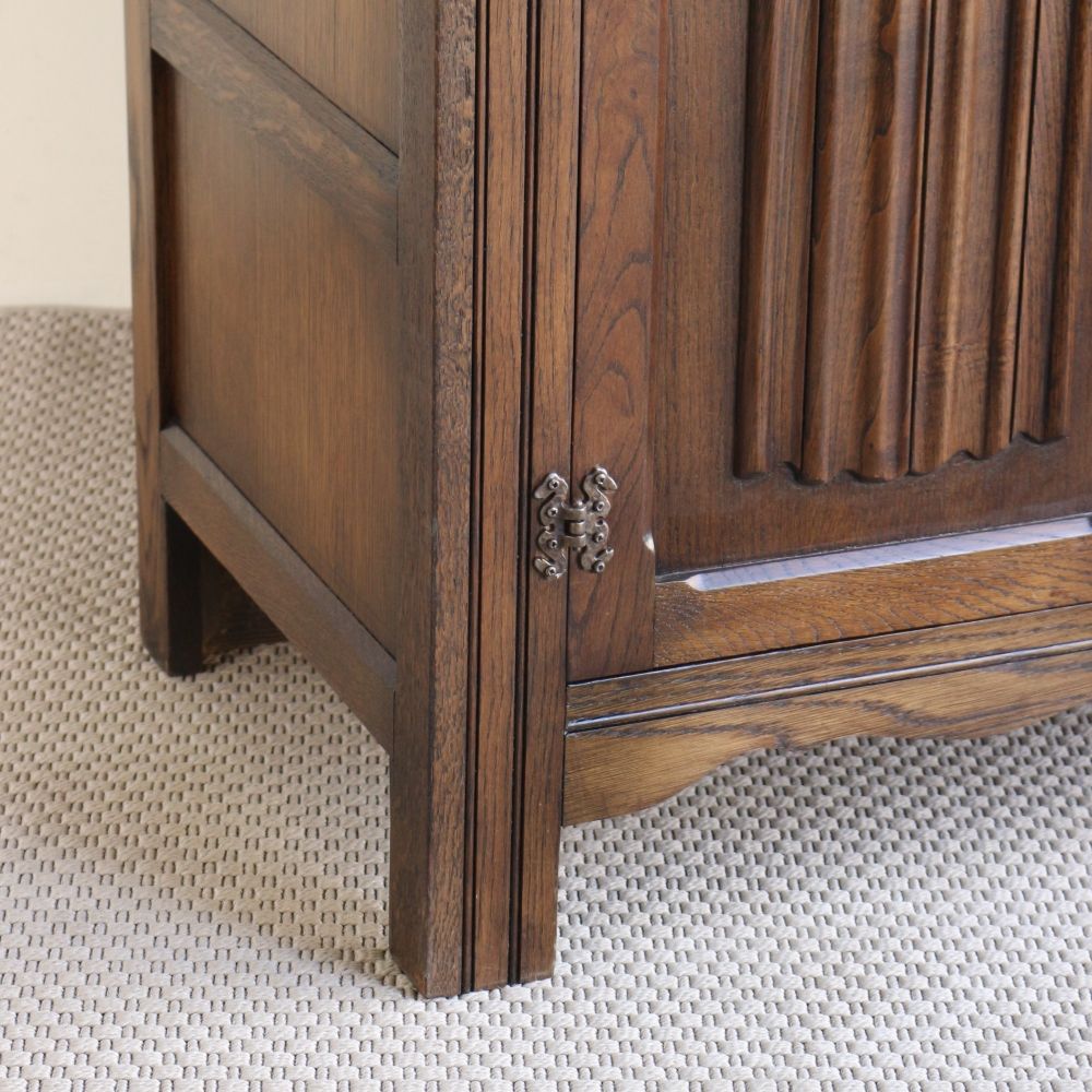 インテリアの贅沢な主役に♪ チューダースタイル・コートカップボード VC104-440