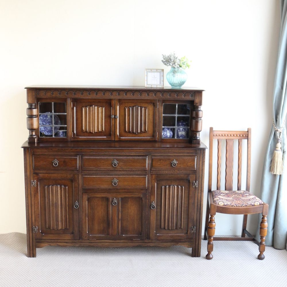 インテリアの贅沢な主役に♪ チューダースタイル・コートカップボード VC104-440