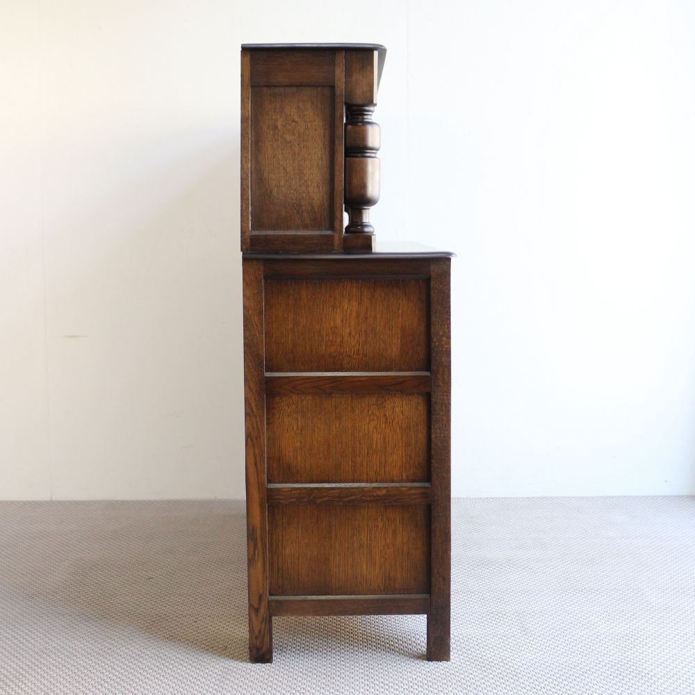 インテリアの贅沢な主役に♪ チューダースタイル・コートカップボード VC104-440