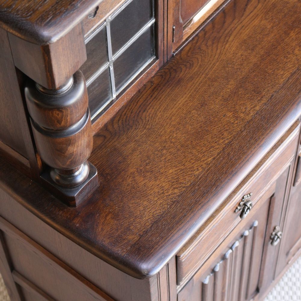 インテリアの贅沢な主役に♪ チューダースタイル・コートカップボード VC104-440