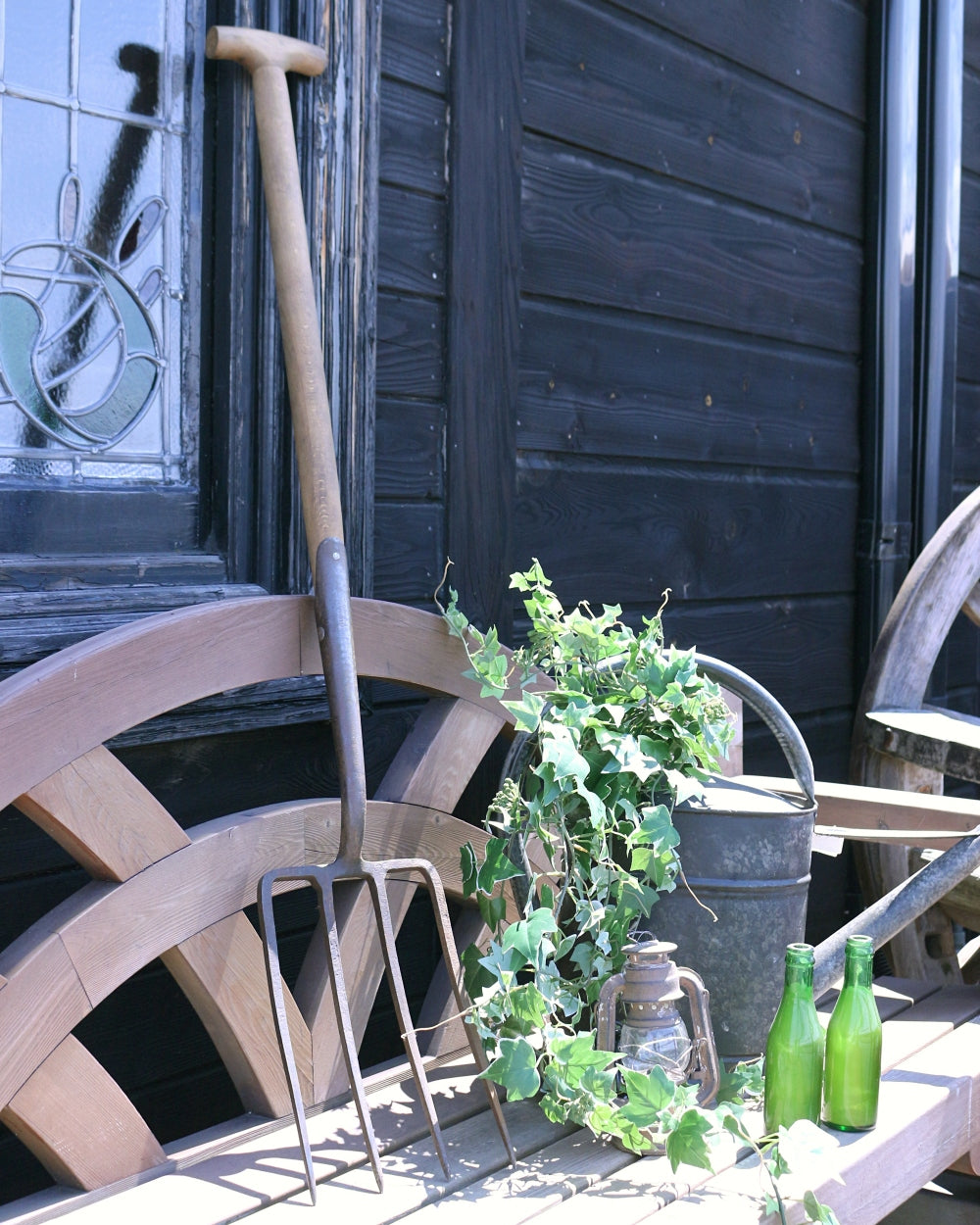 緑と土の匂いを感じる素朴な表情♪ 英国アンティークのガーデン