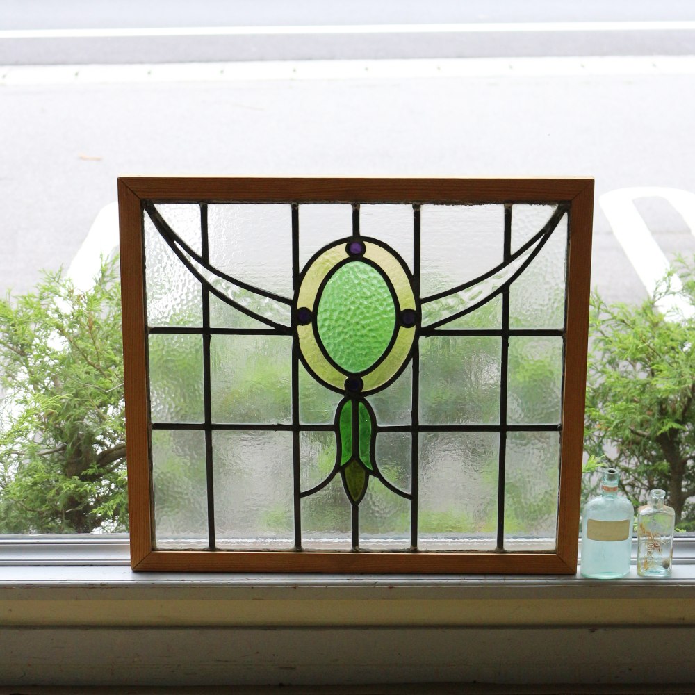 エメラルドをあしらったチョーカーのよう♪ 英国アンティーク ステンドグラス VC67-00705