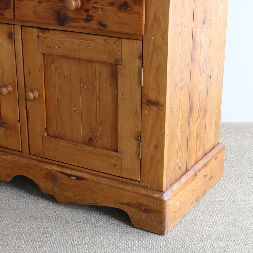 オールドパインの木の温もりにほっこり♪英国アンティークの食器棚 VC70-185