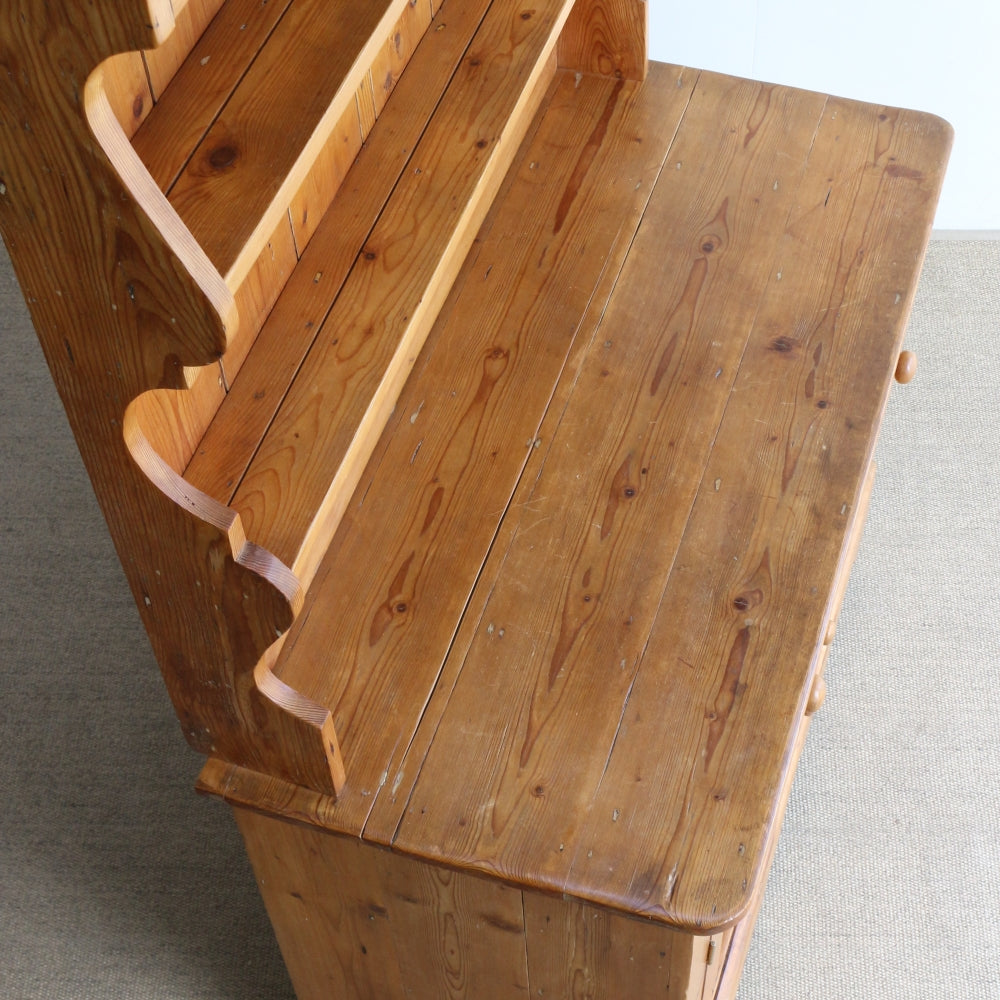 オールドパインの木の温もりにほっこり♪英国アンティークの食器棚 VC70-185