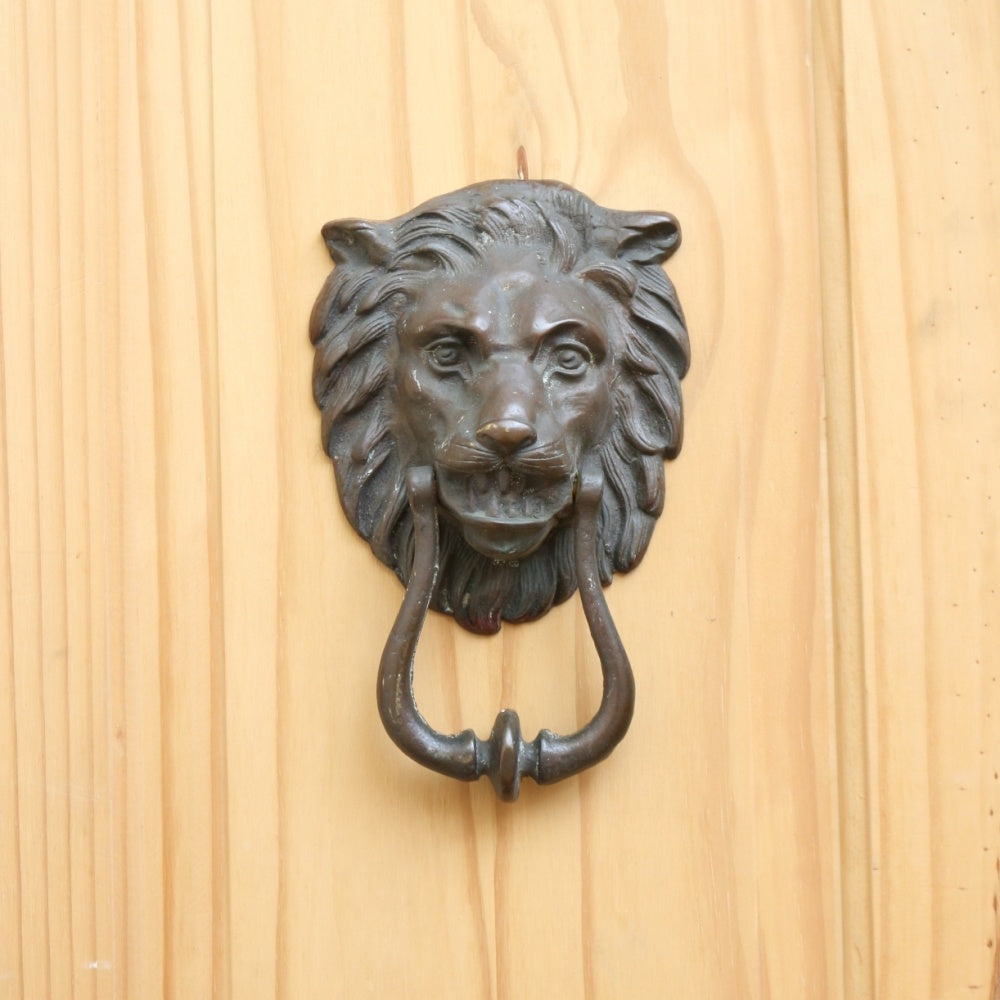 インパクト大!存在感のあるドアにどうぞ。ライオンのドアノッカー VC75-033001