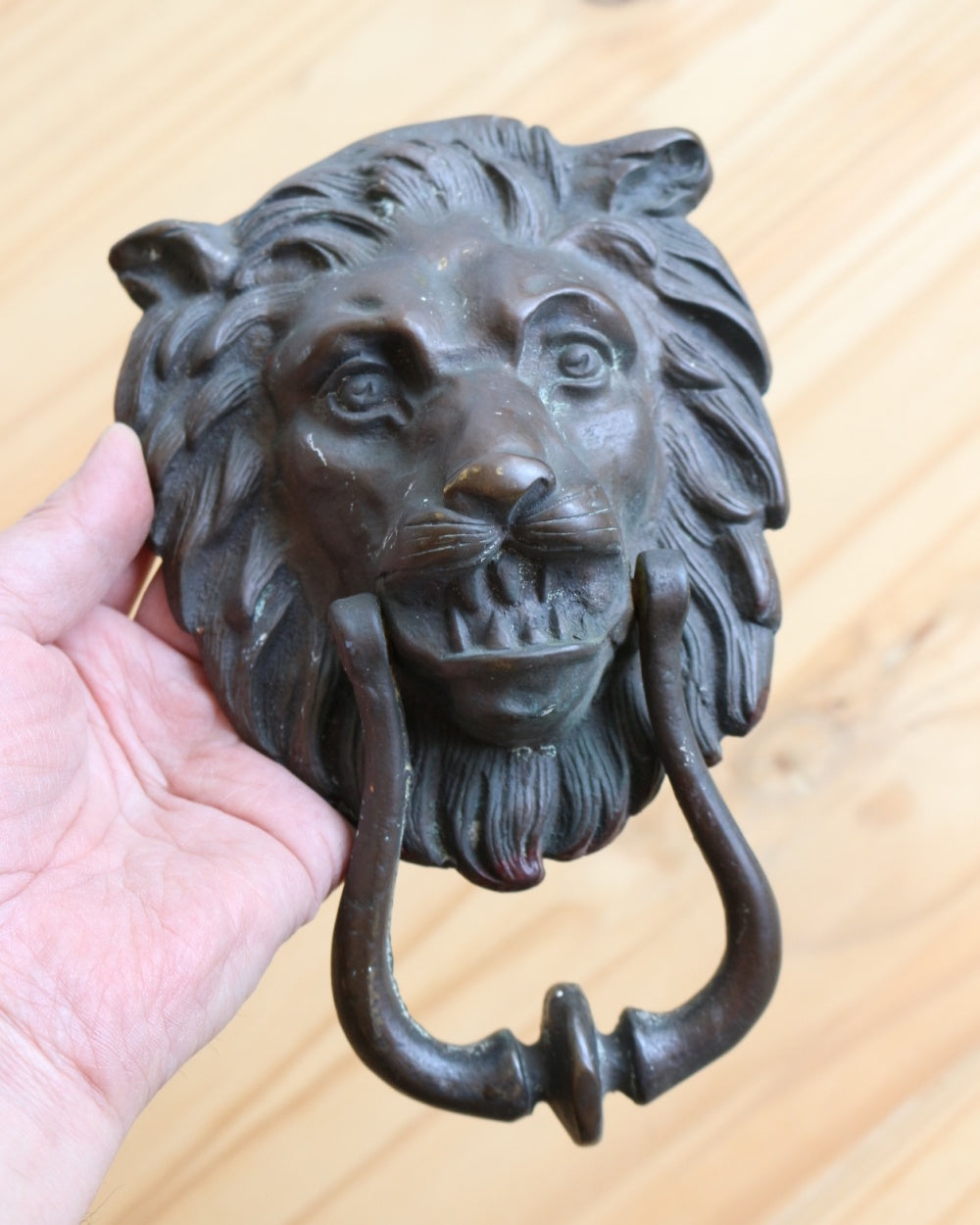 インパクト大!存在感のあるドアにどうぞ。ライオンのドアノッカー VC75-033001