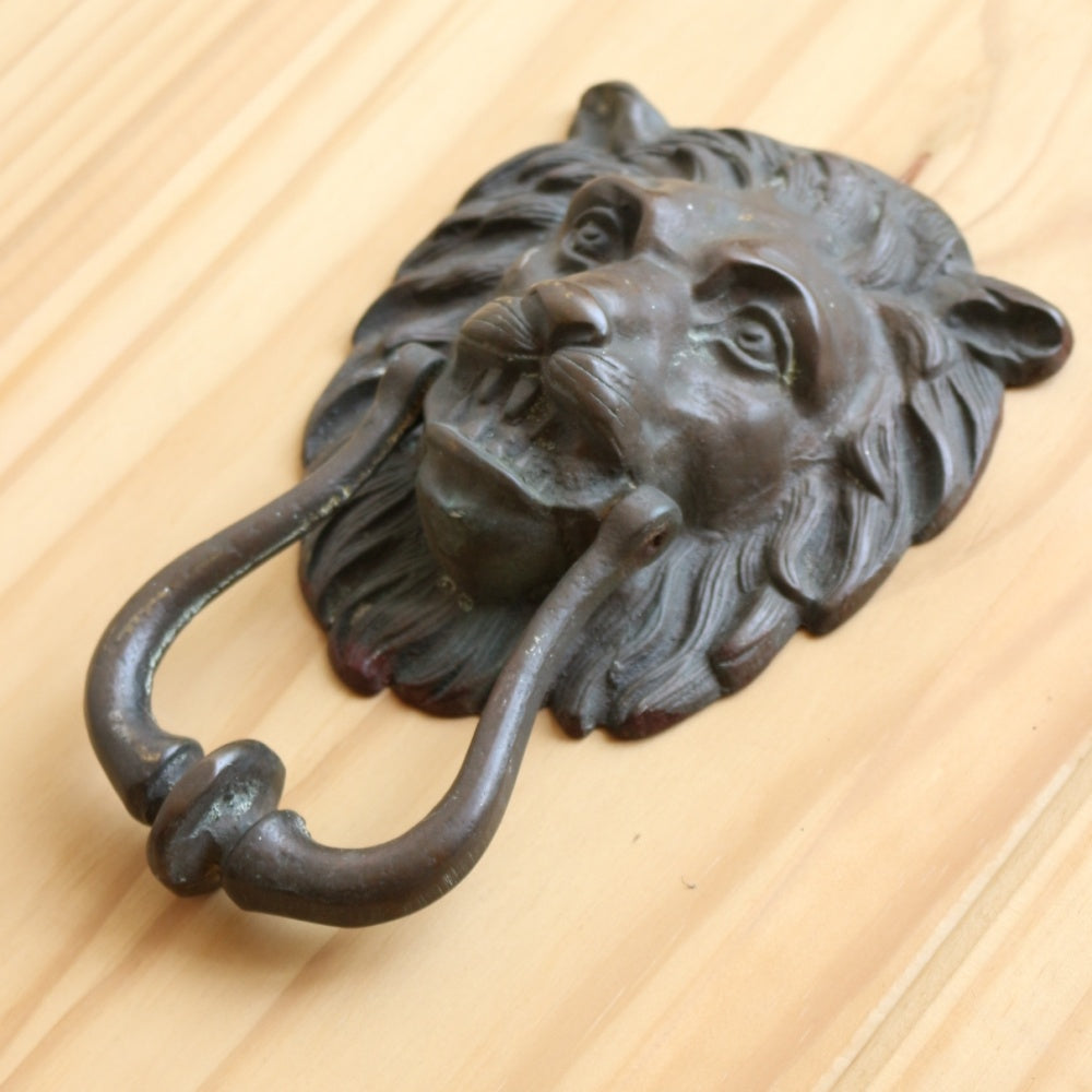 インパクト大!存在感のあるドアにどうぞ。ライオンのドアノッカー VC75-033001